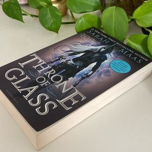 Throne of Glass Paperback